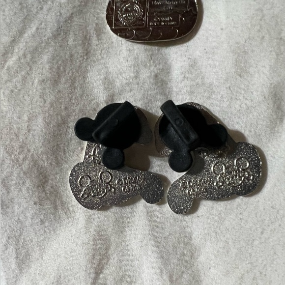 Random Disney pins - Picture 8 of 13